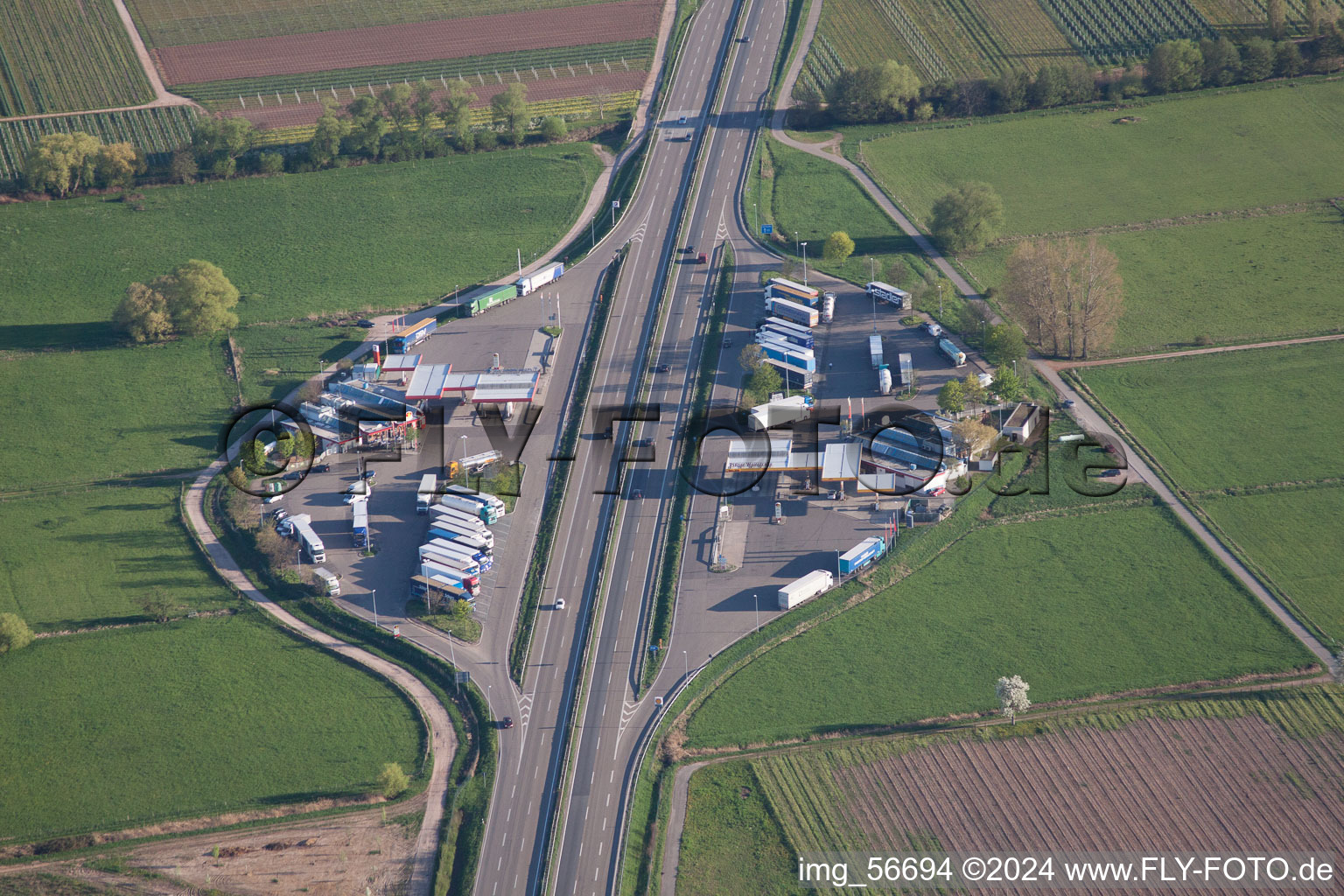 Autobahn Raststätte an der Verkehrsführung und den Fahrtrichtungen der BAB Serways Pfälzer Weinstrasse im Ortsteil Eckel in Edesheim im Bundesland Rheinland-Pfalz, Deutschland