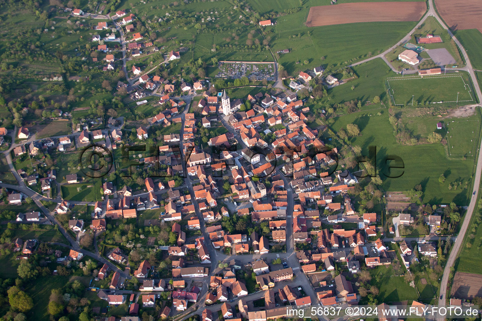 Luftaufnahme von Dorf - Ansicht in Gœrsdorf in Grand Est im Bundesland Bas-Rhin, Frankreich