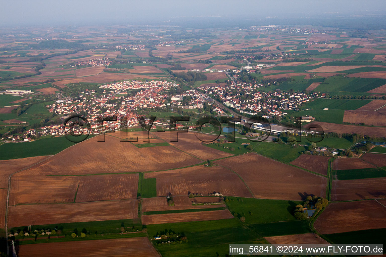 Luftaufnahme von Soultz-sous-Forêts im Bundesland Bas-Rhin, Frankreich