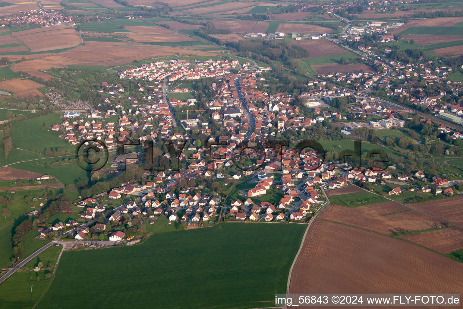 Luftaufnahme von Soultz-sous-Forêts im Bundesland Bas-Rhin, Frankreich