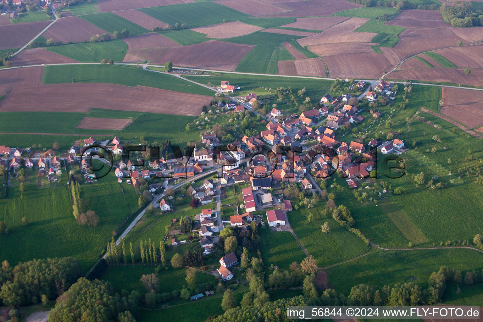 Dorf - Ansicht am Rande von landwirtschaftlichen Feldern und Nutzflächen in Keffenach in Grand Est im Bundesland Bas-Rhin, Frankreich