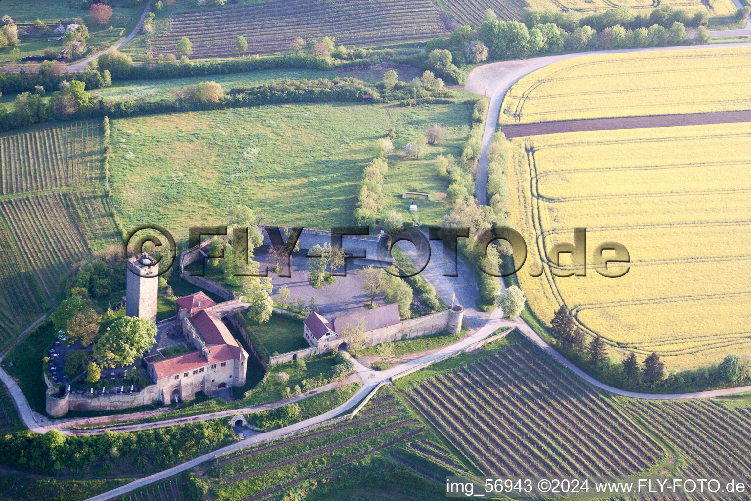 Schrägluftbild von Sulzfeld, Burg Ravensburg im Bundesland Baden-Württemberg, Deutschland