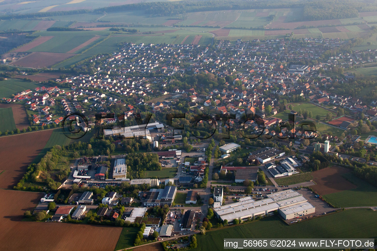 Ortsansicht der Straßen und Häuser der Wohngebiete in Gemmingen im Bundesland Baden-Württemberg, Deutschland
