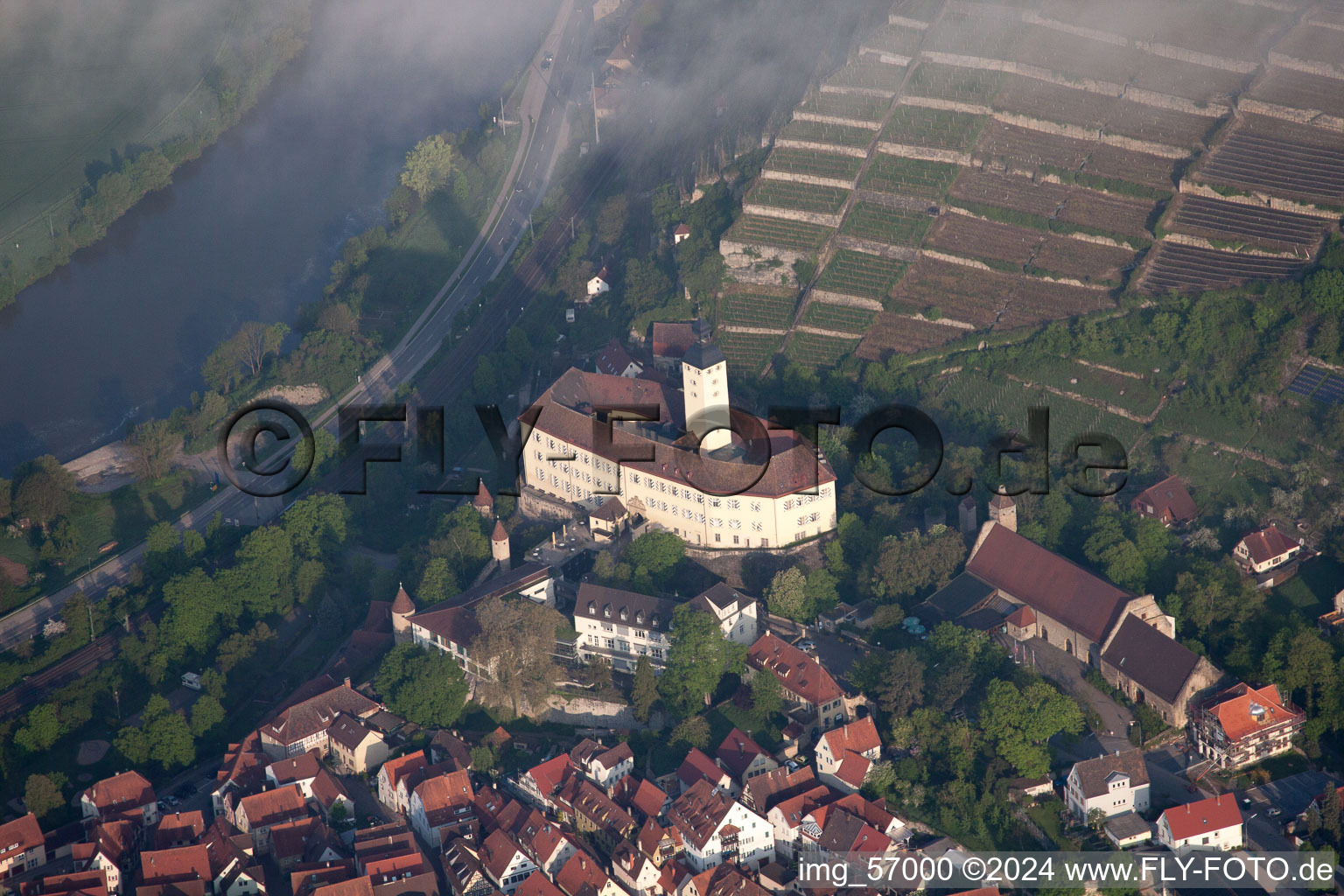 Luftaufnahme von Schloss Horneck im Morgennebel in Gundelsheim im Bundesland Baden-Württemberg, Deutschland