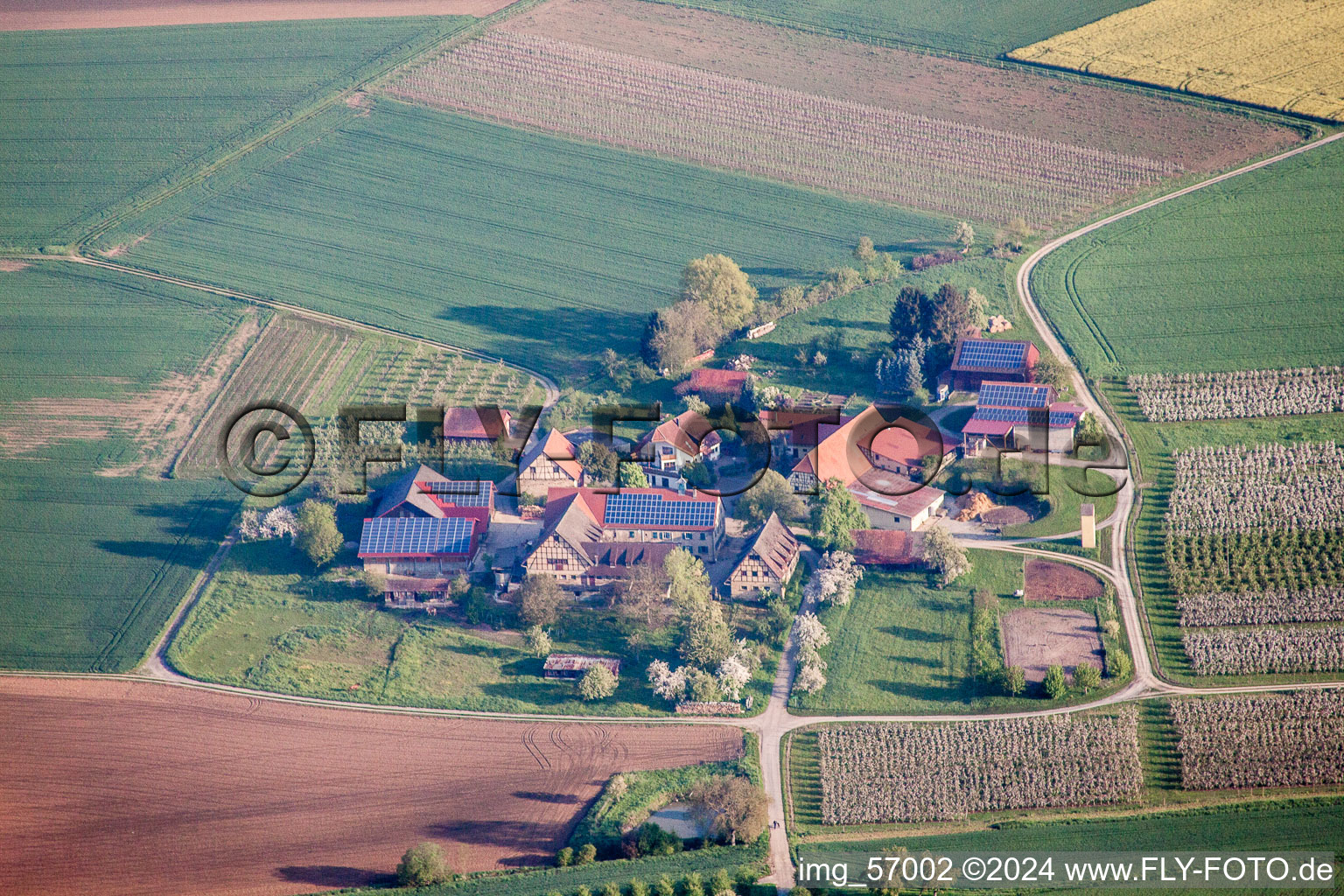 Luftbild von Gehöft eines Bauernhofes in Böttingen im Bundesland Baden-Württemberg, Deutschland