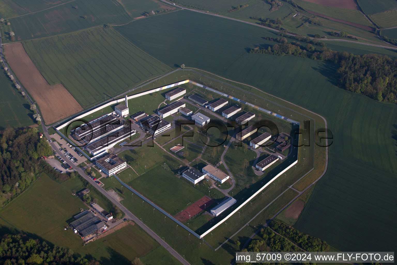 Luftbild von Gebäudekomplex der Gefängnis der Justizvollzugsanstalt Adelsheim im Ortsteil Leibenstadt in Adelsheim im Bundesland Baden-Württemberg, Deutschland