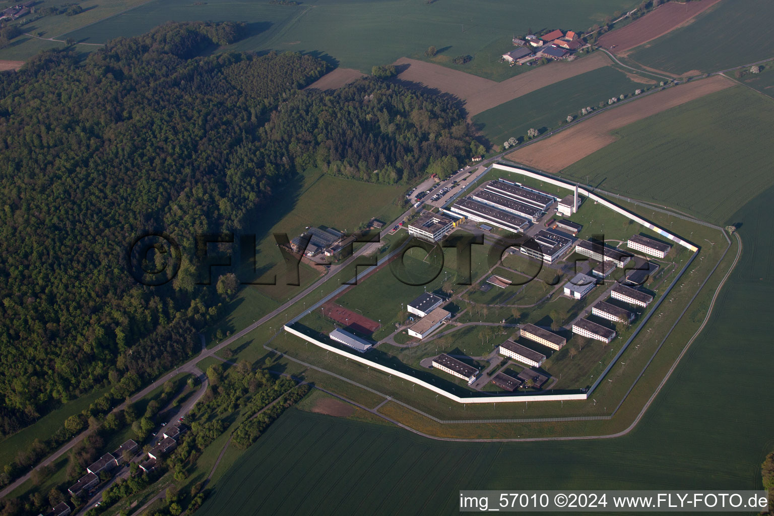 Luftaufnahme von Gebäudekomplex der Gefängnis der Justizvollzugsanstalt Adelsheim im Ortsteil Leibenstadt in Adelsheim im Bundesland Baden-Württemberg, Deutschland
