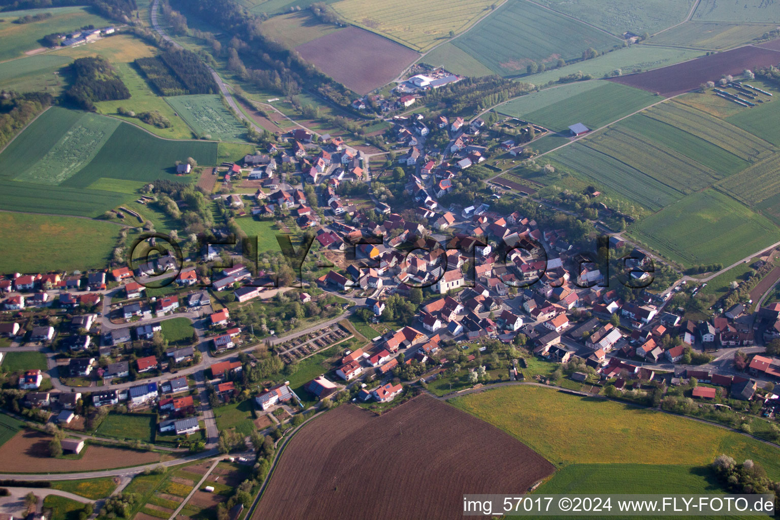 Dorf - Ansicht am Rande von landwirtschaftlichen Feldern und Nutzflächen im Ortsteil Gerichtstetten in Hardheim im Bundesland Baden-Württemberg, Deutschland