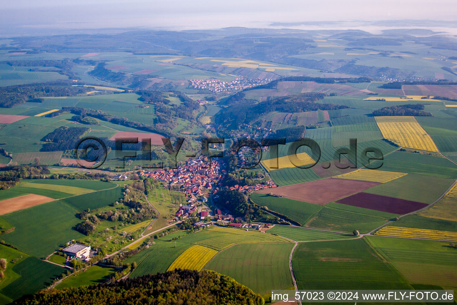 Dorf - Ansicht am Rande von landwirtschaftlichen Feldern und Nutzflächen im Ortsteil Gissigheim in Königheim im Bundesland Baden-Württemberg, Deutschland