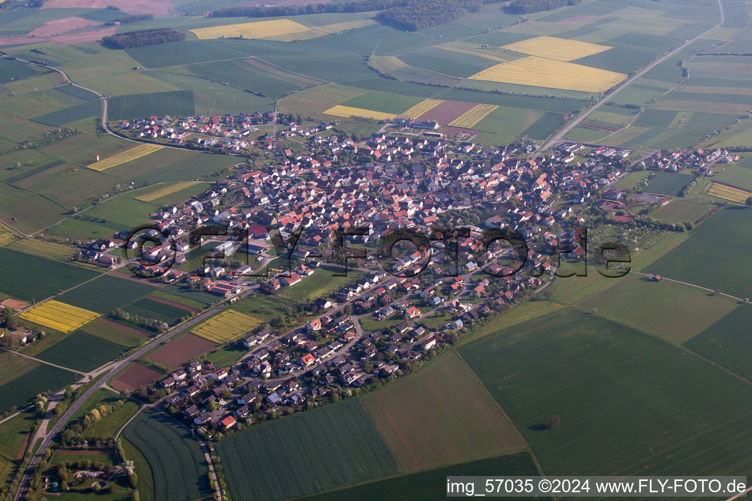 Luftbild von Dorf - Ansicht am Rande von landwirtschaftlichen Feldern und Nutzflächen in Kleinrinderfeld im Bundesland Bayern, Deutschland