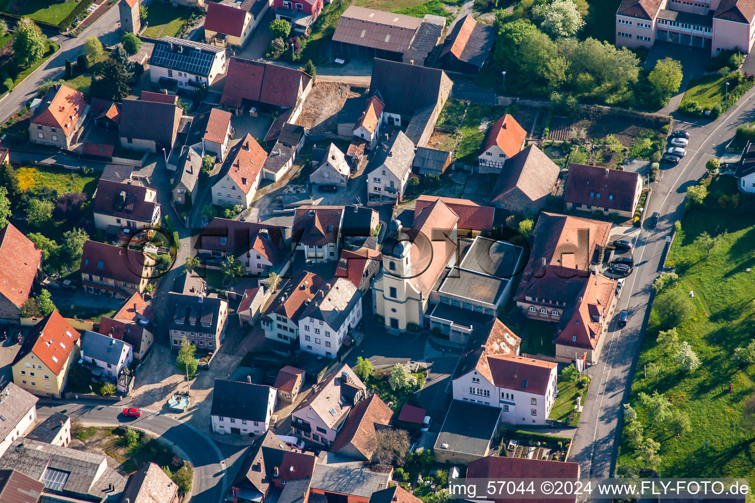 Luftaufnahme von Dorf - Ansicht am Rande von landwirtschaftlichen Feldern und Nutzflächen in Kleinrinderfeld im Bundesland Bayern, Deutschland