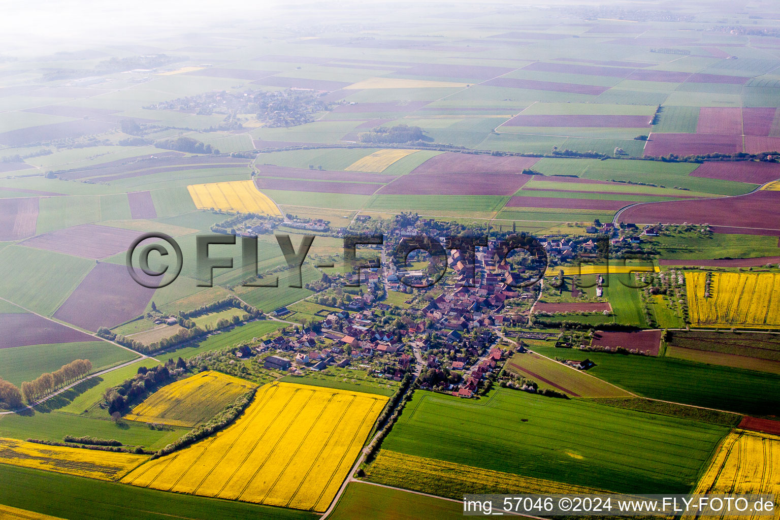 Dorf - Ansicht am Rande von landwirtschaftlichen Feldern und Nutzflächen in Uengershausen im Bundesland Bayern, Deutschland