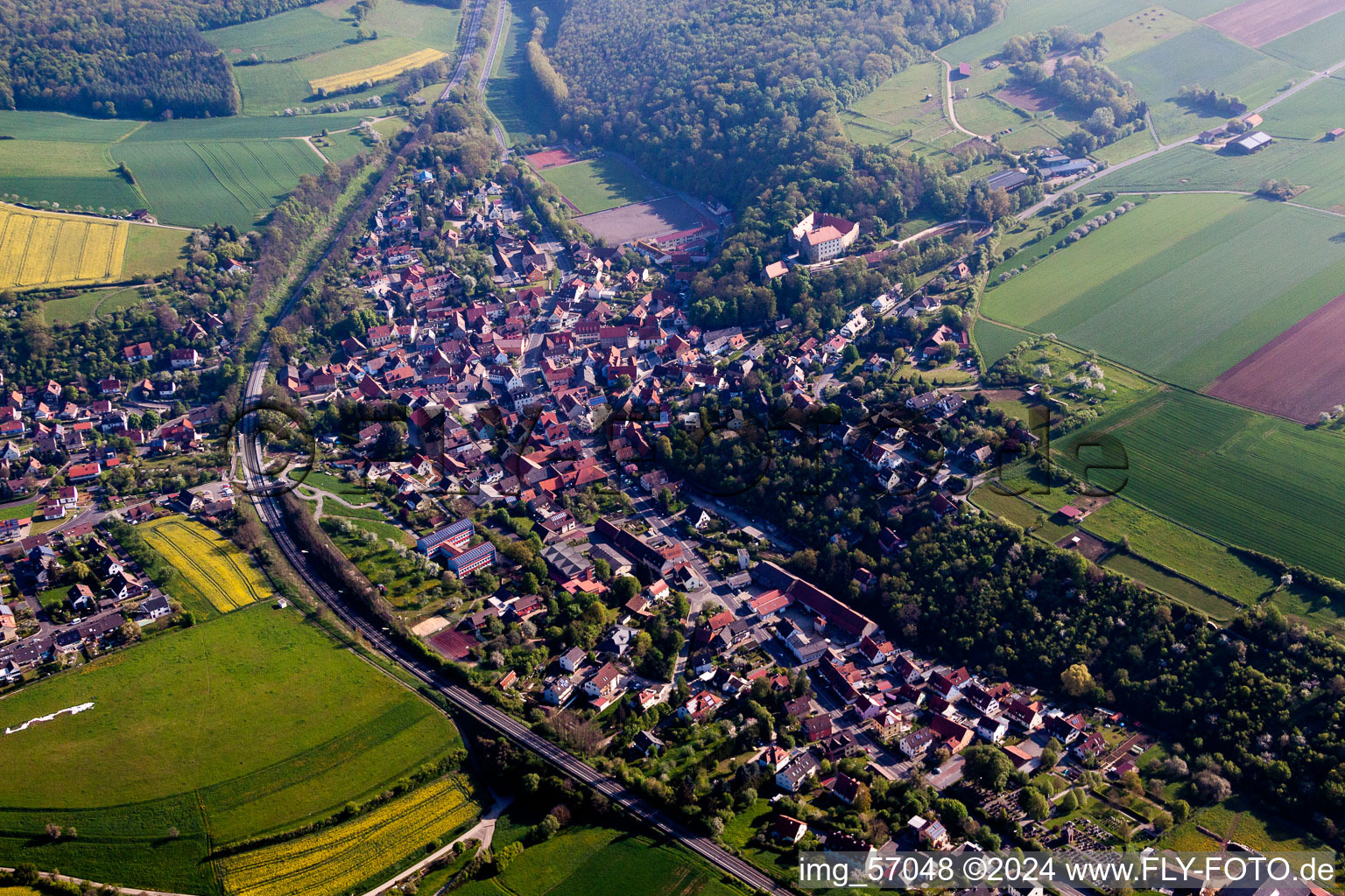 Ortsansicht der Straßen und Häuser der Wohngebiete in Reichenberg im Bundesland Bayern, Deutschland