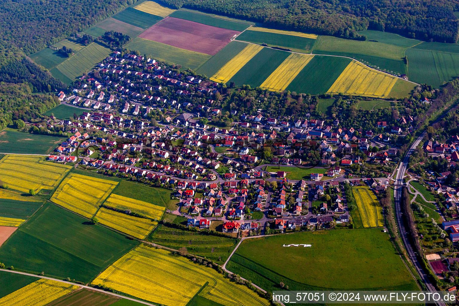 Luftbild von Ortsansicht der Straßen und Häuser der Wohngebiete in Reichenberg im Bundesland Bayern, Deutschland