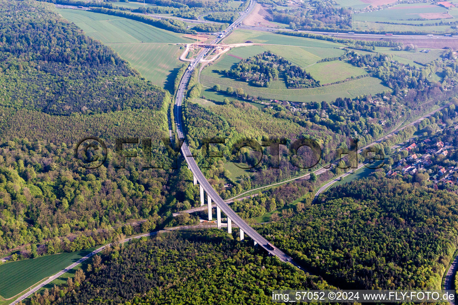 Streckenführung und Fahrspuren im Verlauf der Bundesstraßen- Brücke der B19 in Würzburg im Bundesland Bayern, Deutschland