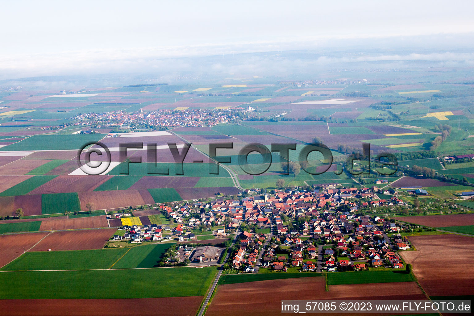 Dorf - Ansicht am Rande von landwirtschaftlichen Feldern und Nutzflächen in Oberpleichfeld im Bundesland Bayern, Deutschland