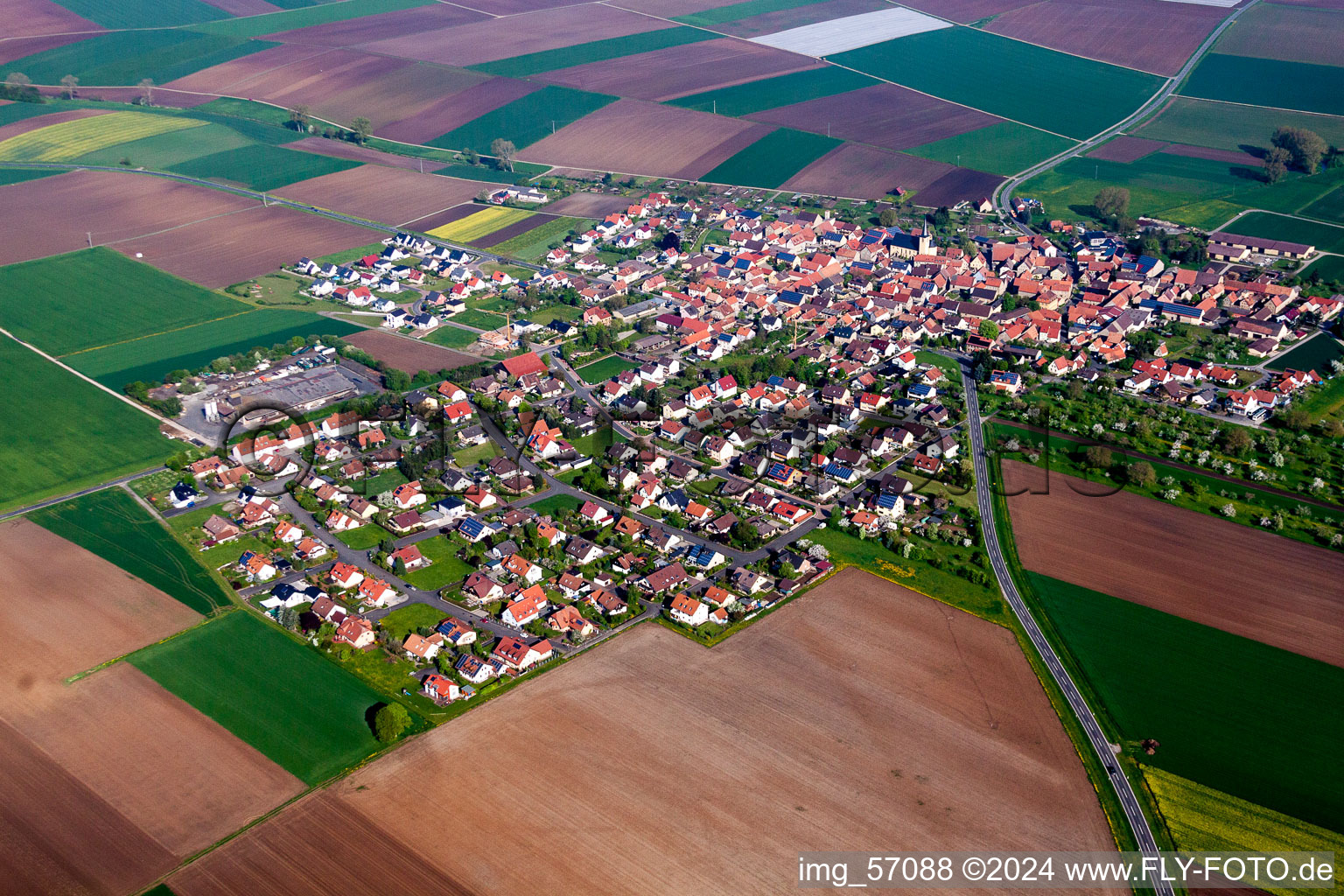 Luftbild von Dorf - Ansicht am Rande von landwirtschaftlichen Feldern und Nutzflächen in Oberpleichfeld im Bundesland Bayern, Deutschland