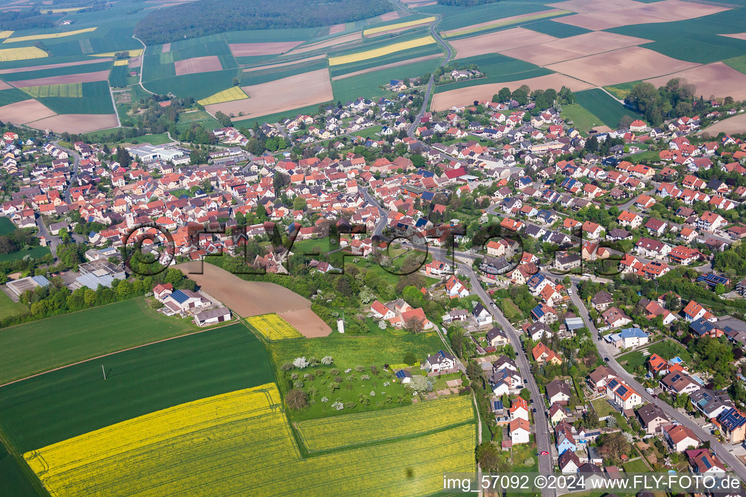 Luftbild von Dorf - Ansicht am Rande von landwirtschaftlichen Feldern und Nutzflächen in Schwanfeld im Bundesland Bayern, Deutschland