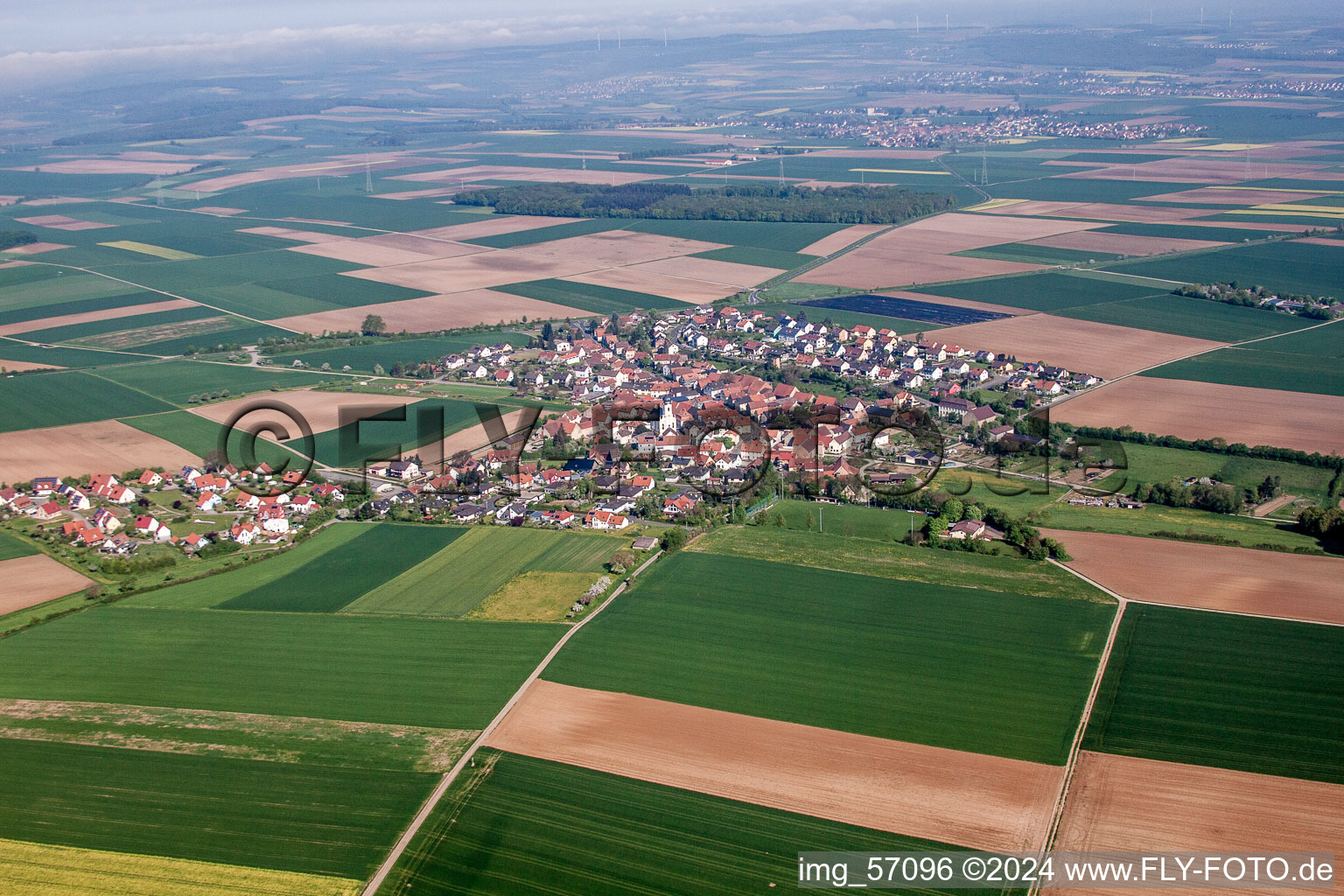 Dorf - Ansicht am Rande von landwirtschaftlichen Feldern und Nutzflächen in Theilheim in Waigolshausen im Bundesland Bayern, Deutschland