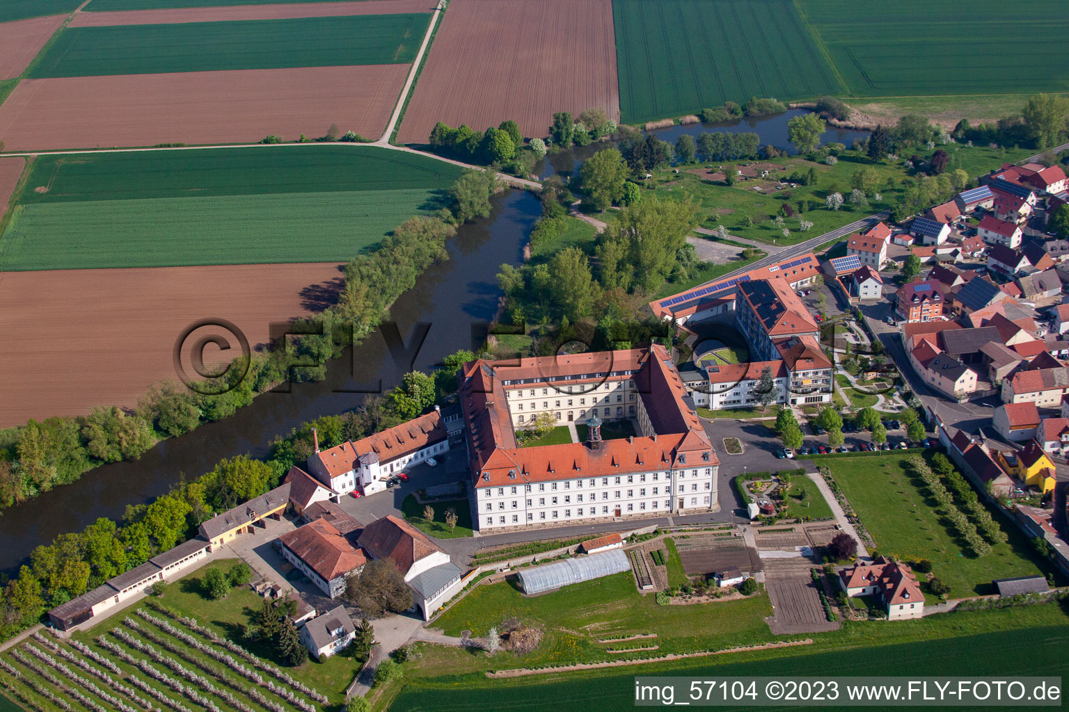 Luftbild von Gebäudekomplex des Klosters Maria Hilf am Unkenbach in Röthlein in Heidenfeld im Bundesland Bayern, Deutschland