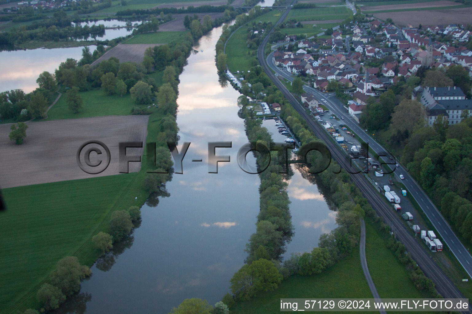 Luftbild von Uferbereiche am Flußverlauf des Main bei Sonnenuntergang in Theres im Bundesland Bayern, Deutschland
