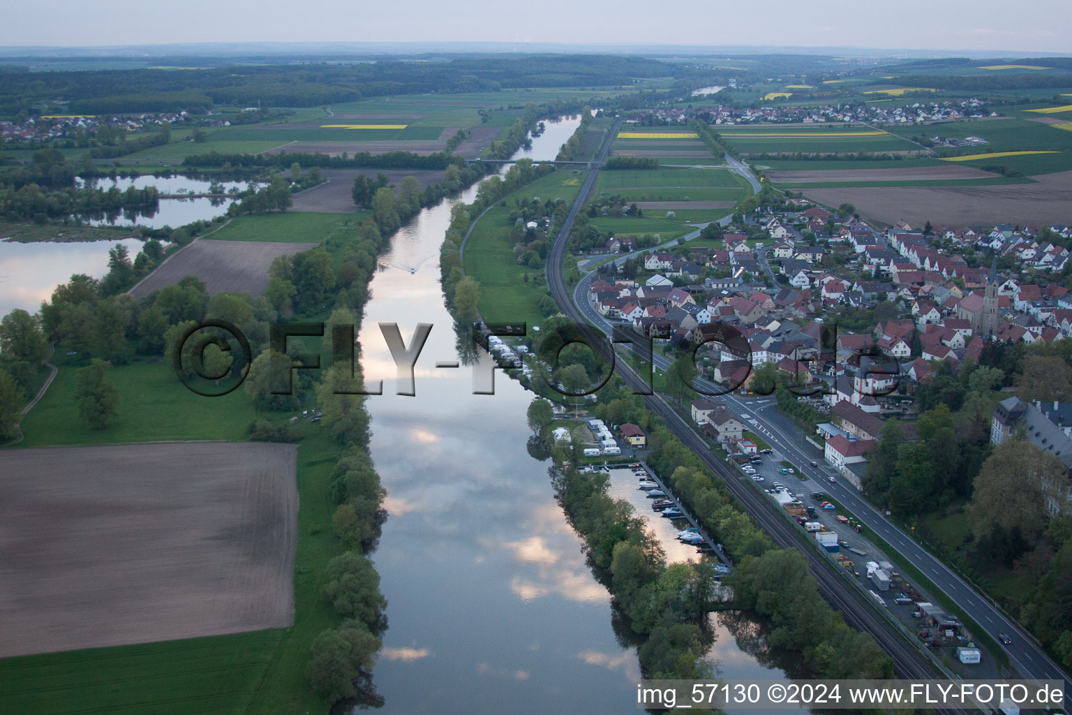 Luftaufnahme von Uferbereiche am Flußverlauf des Main bei Sonnenuntergang in Theres im Bundesland Bayern, Deutschland