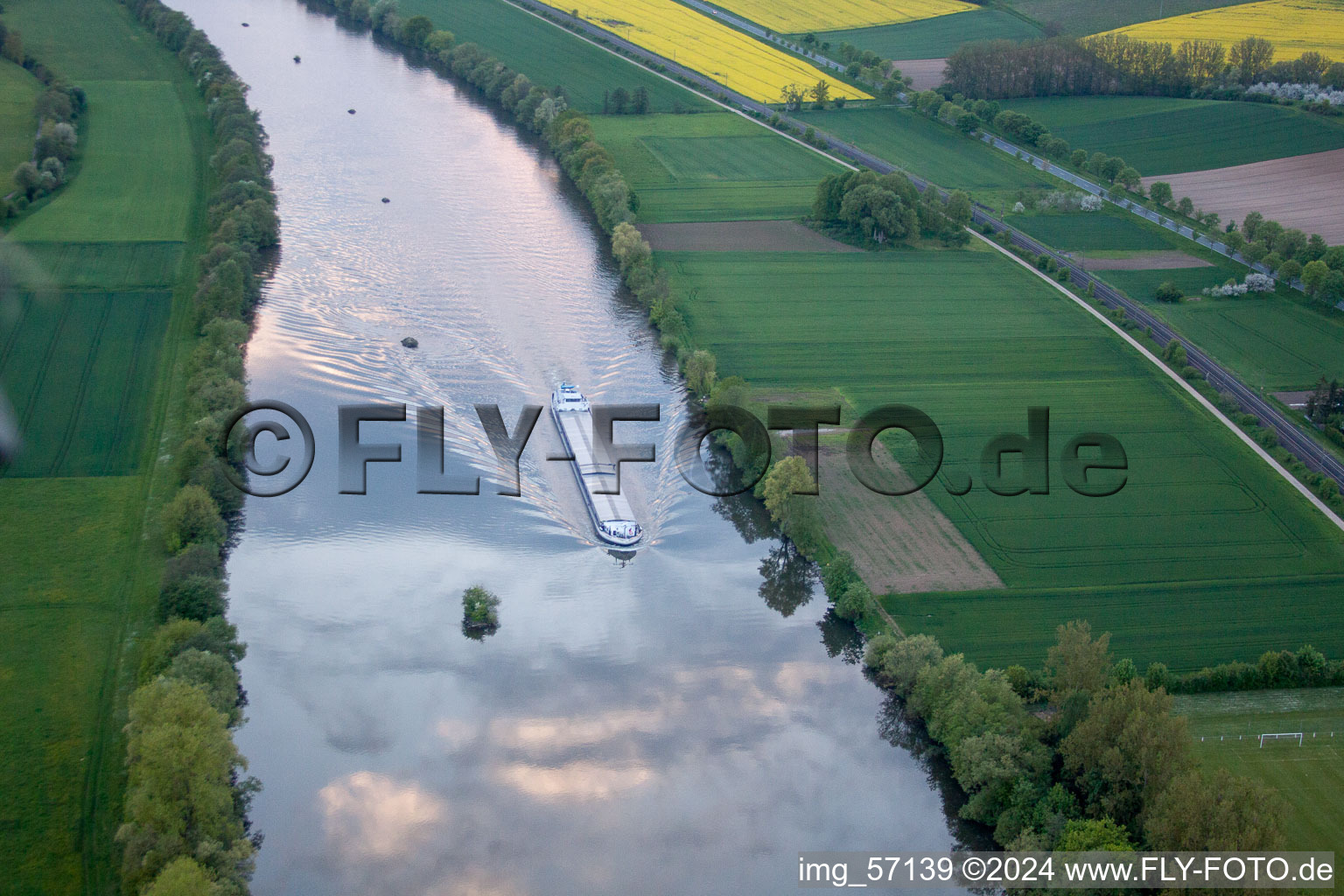 Uferbereiche des Main Flussverlaufes in Gädheim im Bundesland Bayern, Deutschland