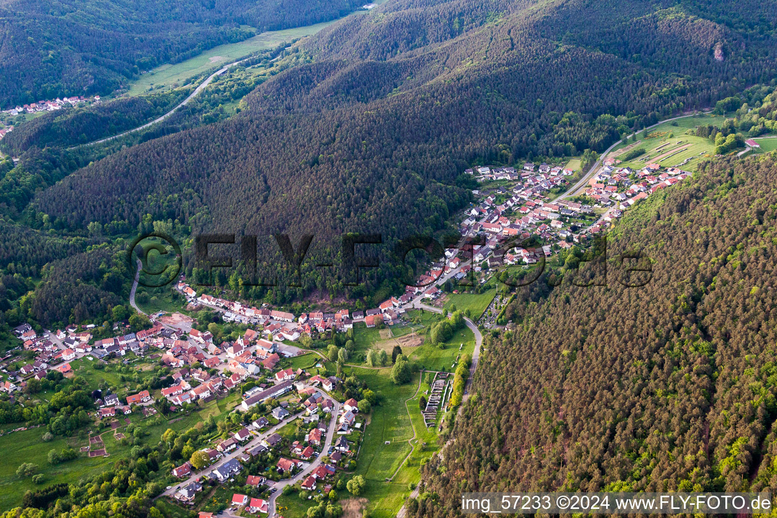 Luftbild von Dorf - Ansicht am Rande von landwirtschaftlichen Feldern und Nutzflächen in Spirkelbach im Bundesland Rheinland-Pfalz, Deutschland