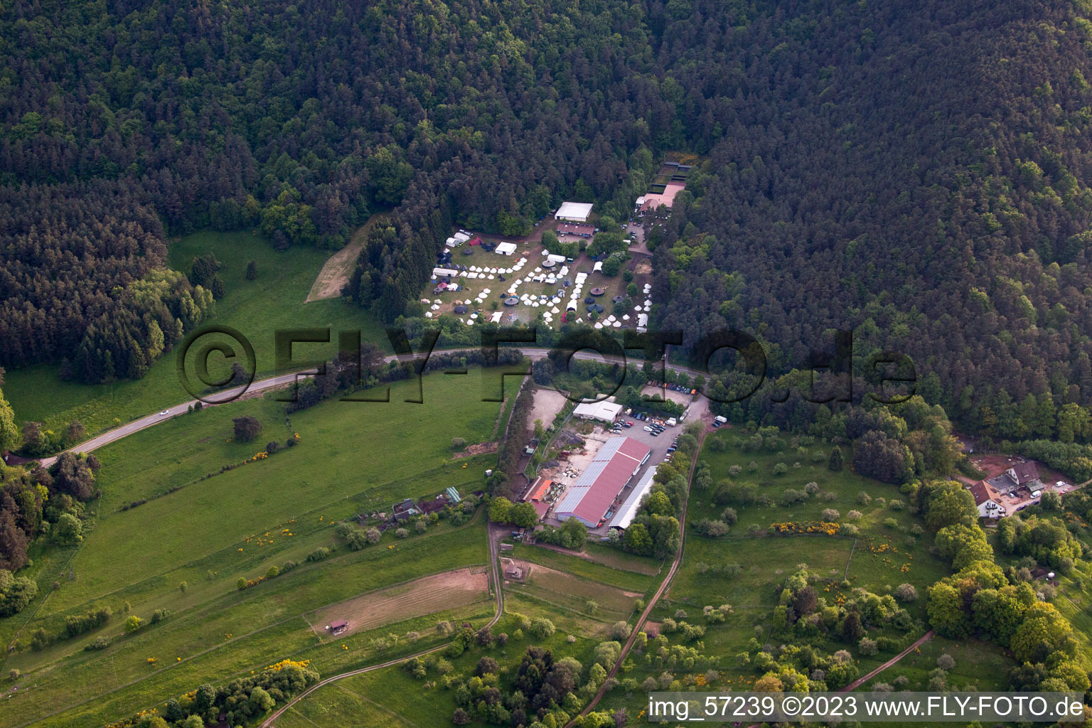 Luftbild von Hauenstein, Zeltlager im Bundesland Rheinland-Pfalz, Deutschland