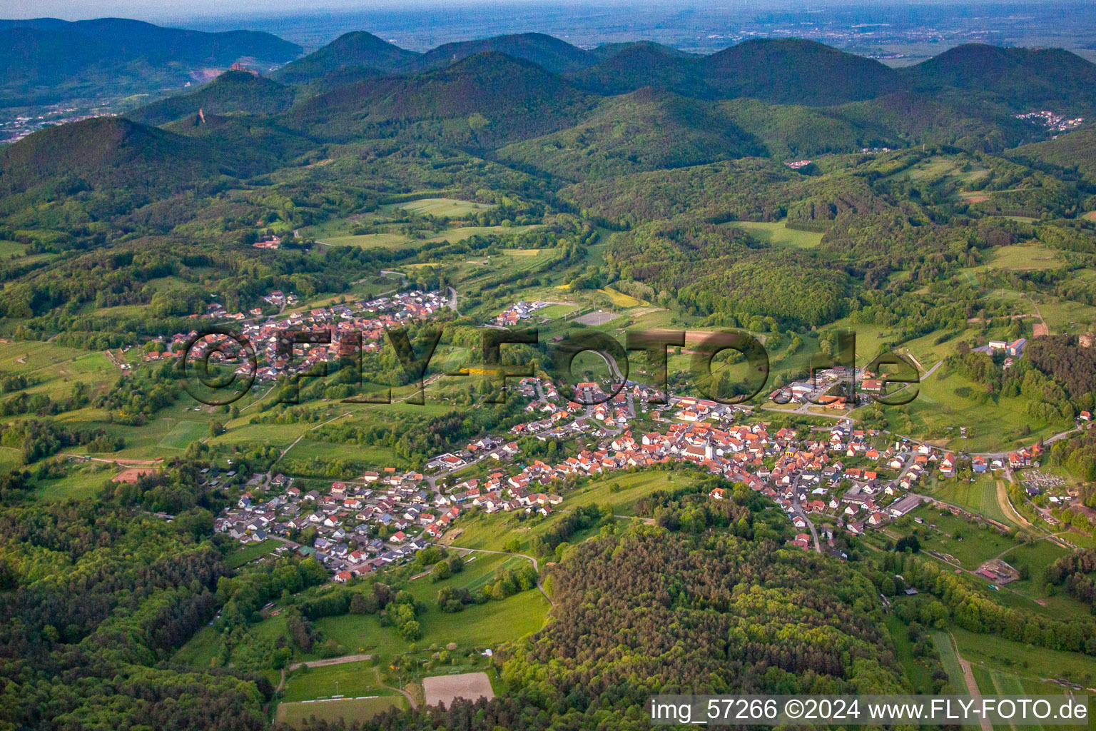 Dorf - Ansicht am Rande von landwirtschaftlichen Feldern und Nutzflächen im Ortsteil Gossersweiler in Gossersweiler-Stein im Bundesland Rheinland-Pfalz, Deutschland