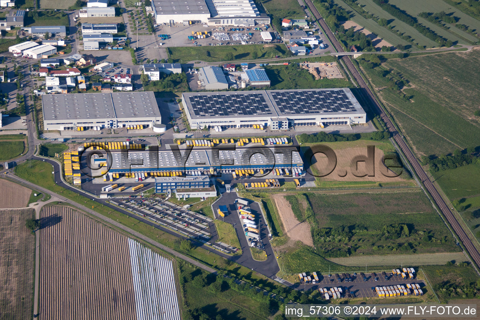 Lagerhallen und Speditionsgebäude der Dachser GmbH & Co.KG in Malsch im Bundesland Baden-Württemberg, Deutschland aus der Luft betrachtet