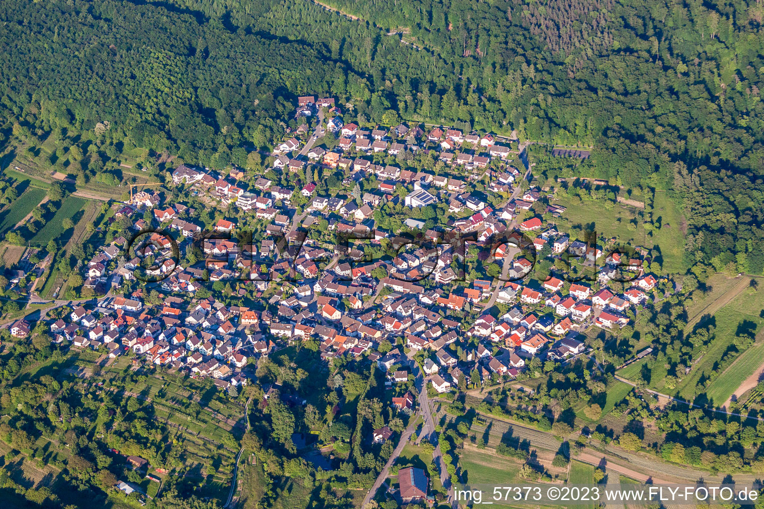 Luftaufnahme von Dorf - Ansicht am Rande von landwirtschaftlichen Feldern und Nutzflächen in Sulzbach in Malsch im Bundesland Baden-Württemberg, Deutschland