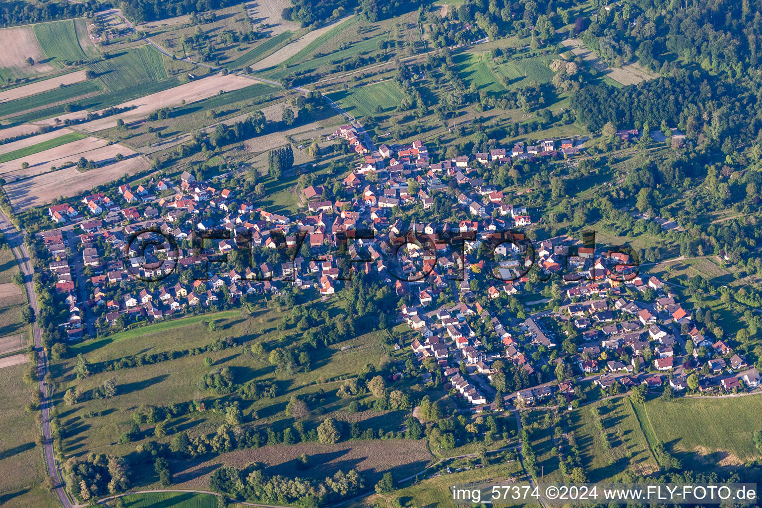 Ortsansicht der Straßen und Häuser der Wohngebiete im Ortsteil Oberweier in Ettlingen im Bundesland Baden-Württemberg, Deutschland
