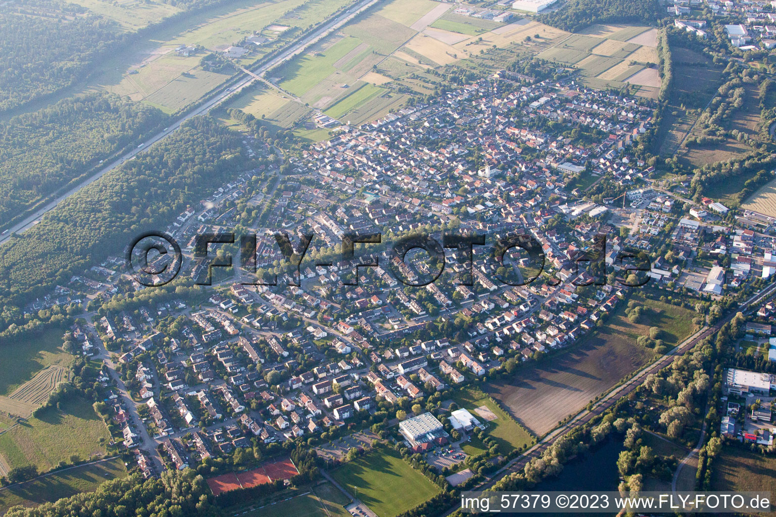 Ortsteil Bruchhausen in Ettlingen im Bundesland Baden-Württemberg, Deutschland vom Flugzeug aus