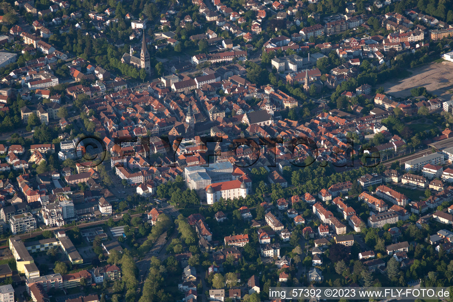 Luftbild von Altstadt von Südwesten in Ettlingen im Bundesland Baden-Württemberg, Deutschland
