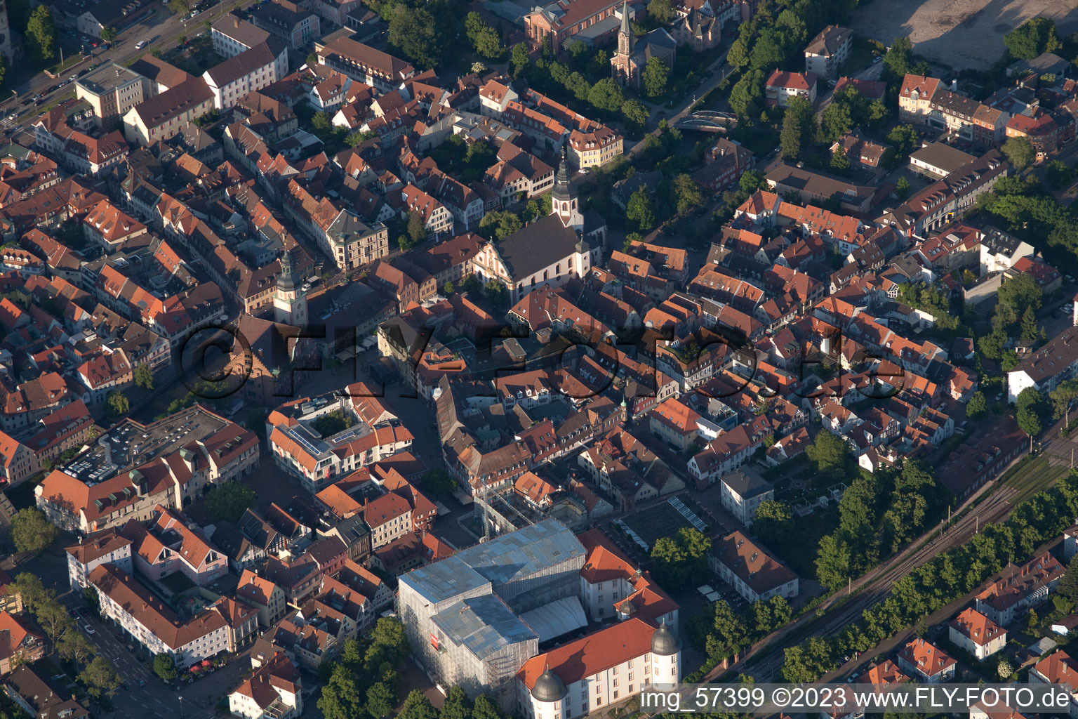 Luftaufnahme von Altstadt von Südwesten in Ettlingen im Bundesland Baden-Württemberg, Deutschland