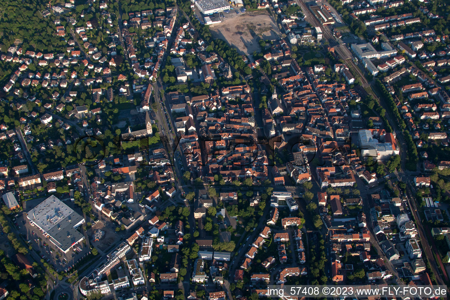 Ettlingen im Bundesland Baden-Württemberg, Deutschland aus der Drohnenperspektive