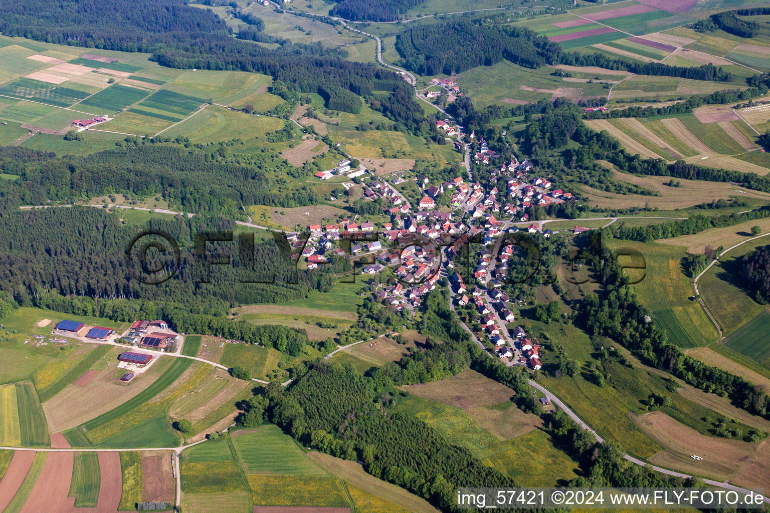 Dorf - Ansicht am Rande von landwirtschaftlichen Feldern und Nutzflächen in Zimmern unter der Burg im Bundesland Baden-Württemberg, Deutschland