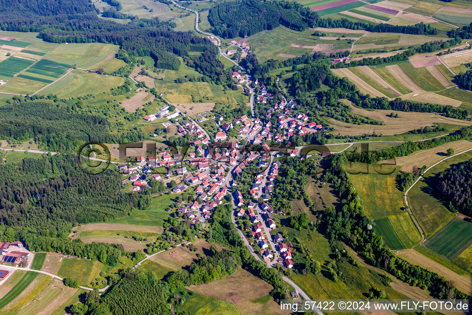 Luftbild von Dorf - Ansicht am Rande von landwirtschaftlichen Feldern und Nutzflächen in Zimmern unter der Burg im Bundesland Baden-Württemberg, Deutschland