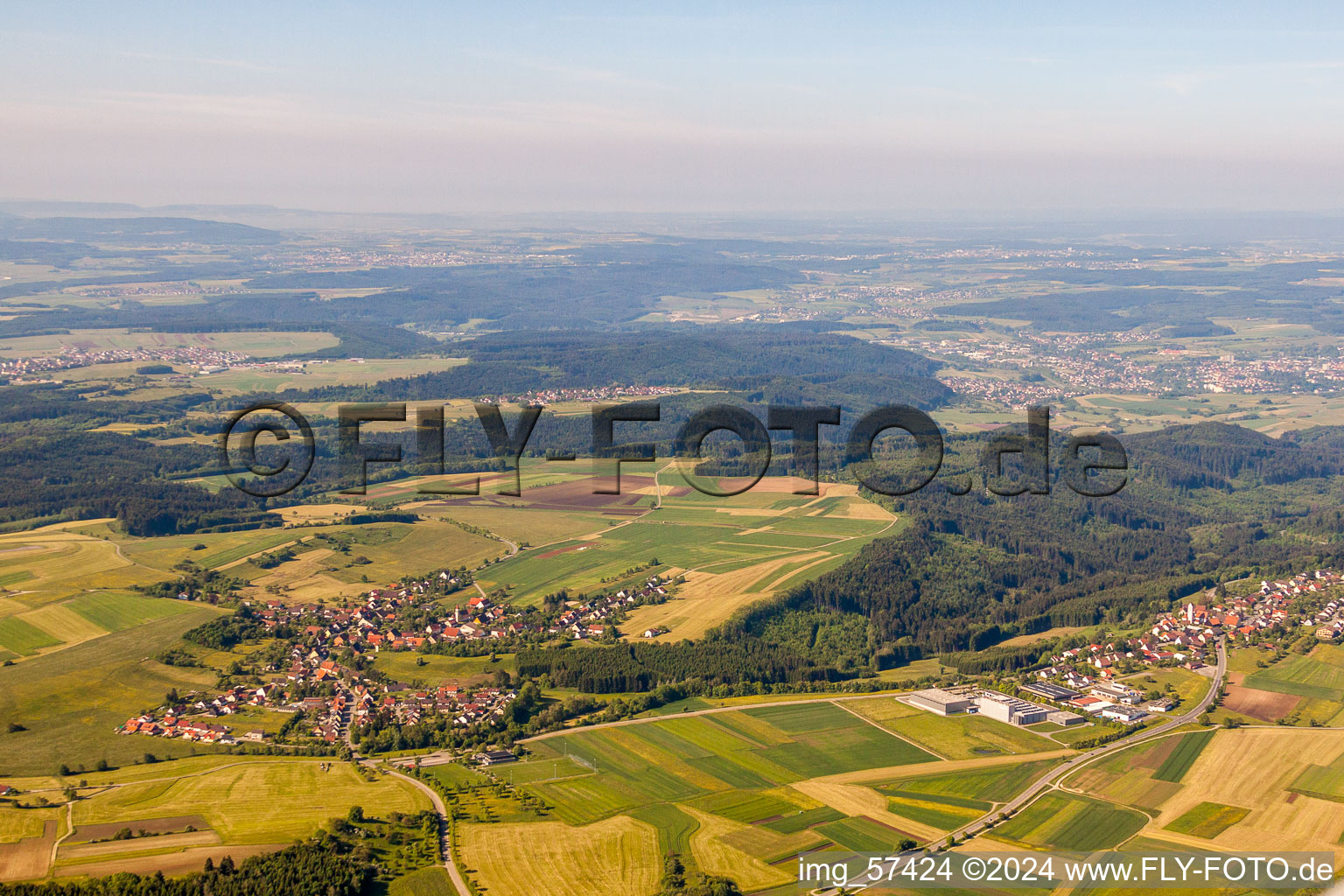 Dorf - Ansicht am Rande von landwirtschaftlichen Feldern und Nutzflächen in Zepfenhan im Bundesland Baden-Württemberg, Deutschland