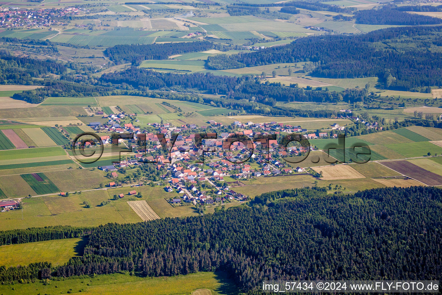 Dorf - Ansicht am Rande von landwirtschaftlichen Feldern und Nutzflächen in Täbingen im Bundesland Baden-Württemberg, Deutschland
