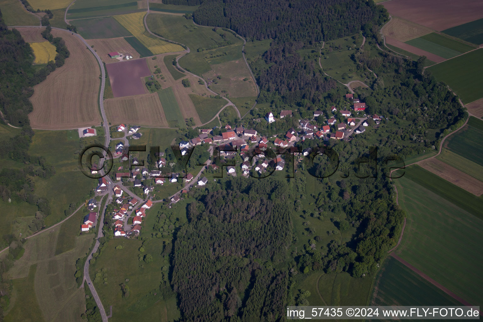 Dorf - Ansicht am Rande von landwirtschaftlichen Feldern und Nutzflächen in Dietingen im Bundesland Baden-Württemberg, Deutschland