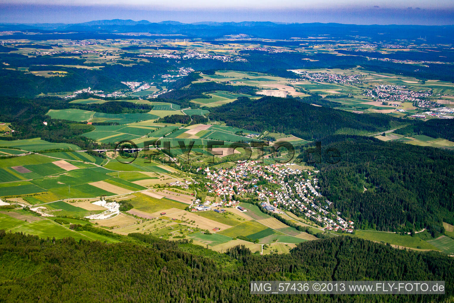 Dorf - Ansicht am Rande von landwirtschaftlichen Feldern und Nutzflächen in Trichtingen im Bundesland Baden-Württemberg, Deutschland