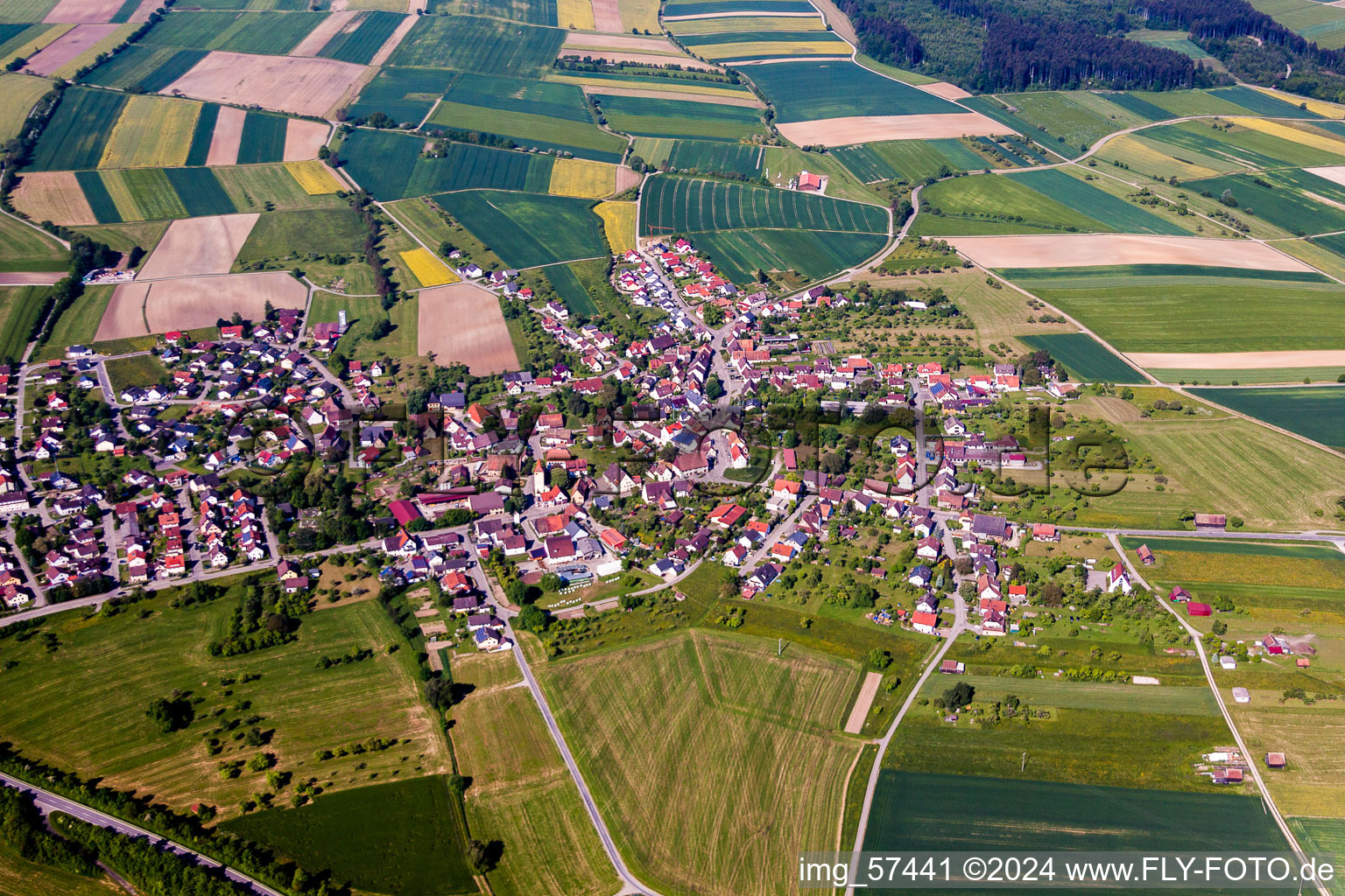 Dorf - Ansicht am Rande von landwirtschaftlichen Feldern und Nutzflächen in Wittershausen im Bundesland Baden-Württemberg, Deutschland