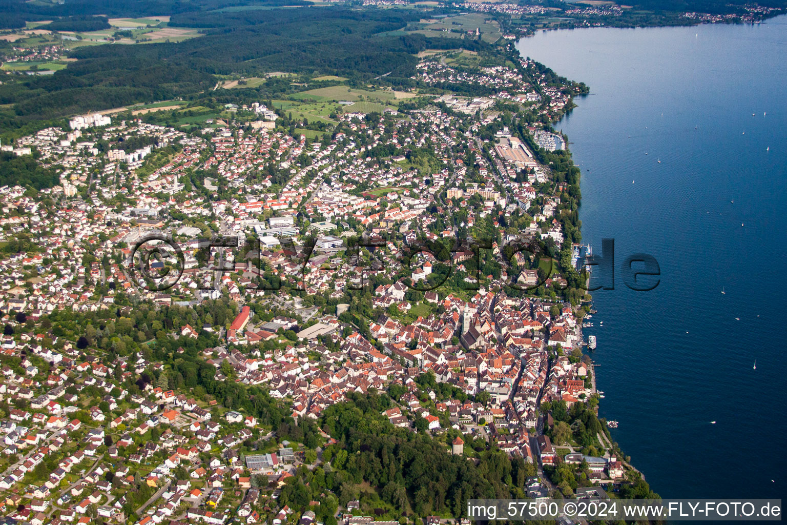 Luftbild von Stadt Überlingen am Ufer des Bodensee in Überlingen im Bundesland Baden-Württemberg, Deutschland