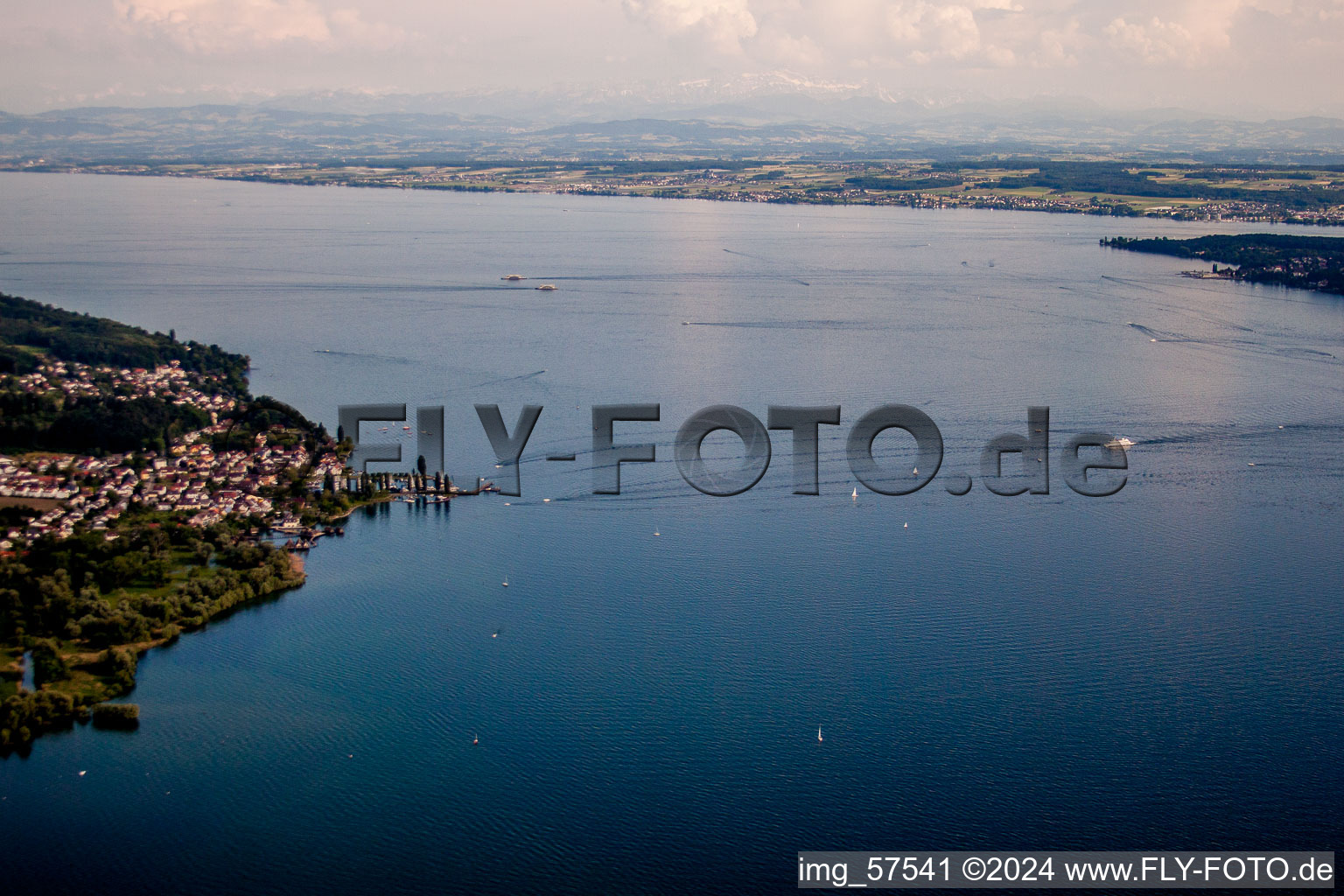 Luftbild von Museums- Gebäude- Ensemble Pfahlbauten Unteruhldingen im Bodensee in Uhldingen-Mühlhofen im Bundesland Baden-Württemberg, Deutschland