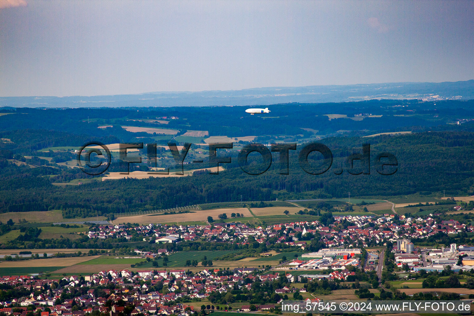 Salem mit Zeppelin NT im Bundesland Baden-Württemberg, Deutschland