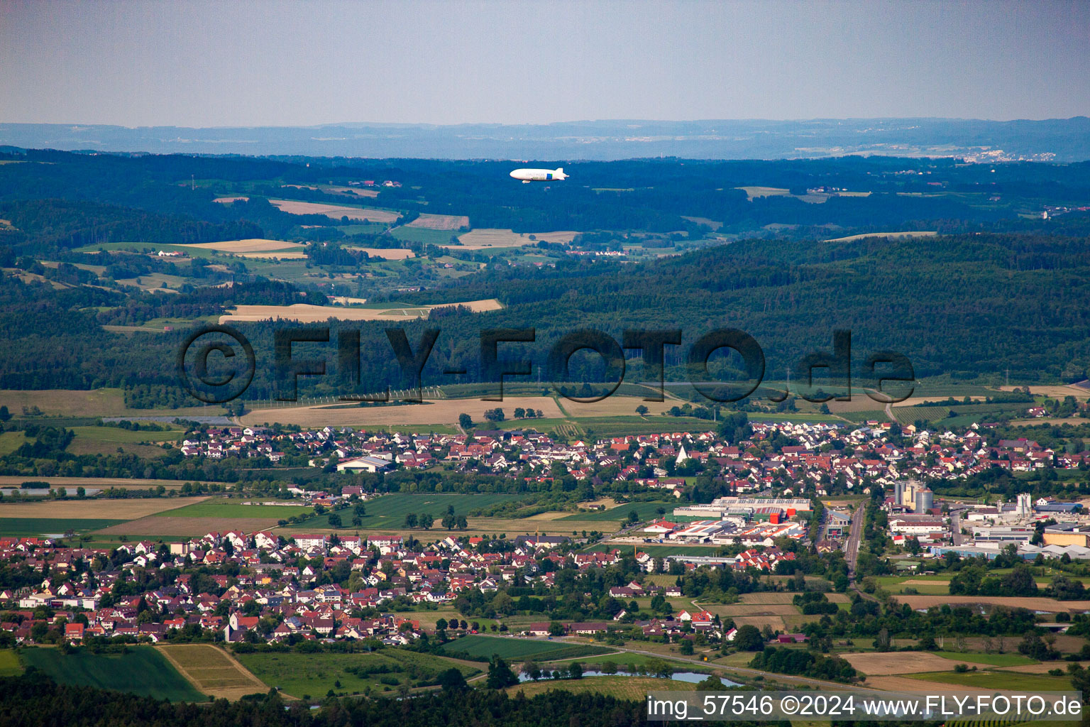 Luftbild von Salem mit Zeppelin NT im Bundesland Baden-Württemberg, Deutschland