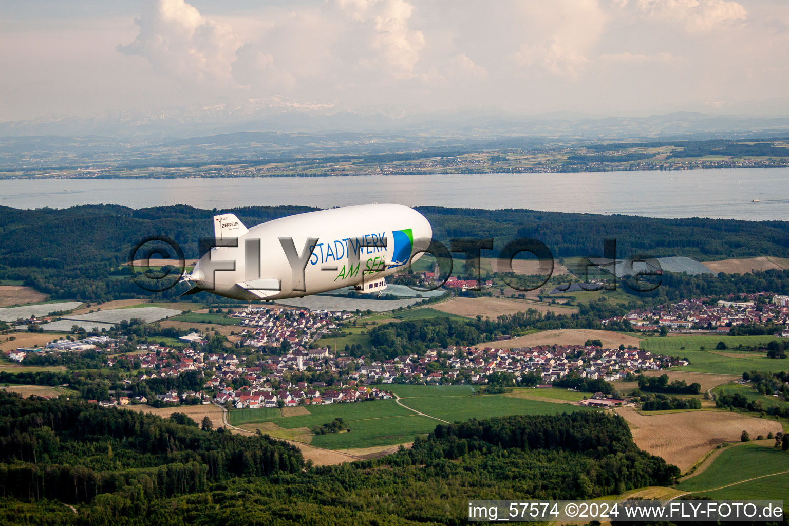 Luftschiff Zeppelin NT im Fluge über dem Luftraum in Uhldingen-Mühlhofen im Bundesland Baden-Württemberg, Deutschland