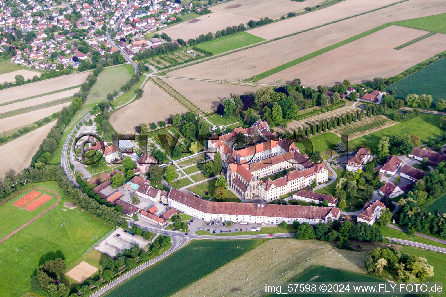 Luftaufnahme von Schulgebäude der Schule Schloss Salem in Salem im Bundesland Baden-Württemberg, Deutschland